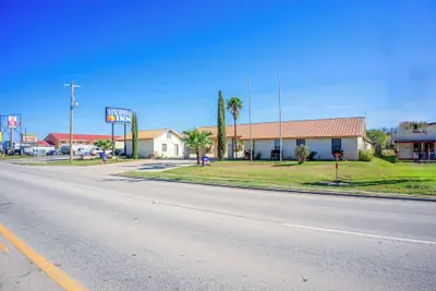 Photo 2 - Pleasanton Executive Inn By OYO