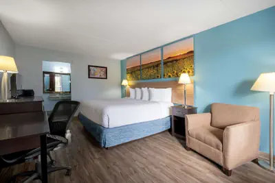 Photo 2 - Days Inn by Wyndham Perrysburg/Toledo