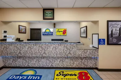Photo 4 - Days Inn by Wyndham Perrysburg/Toledo
