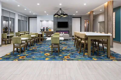 Photo 4 - La Quinta Inn & Suites by Wyndham Locust Grove