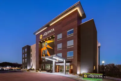 Photo 2 - La Quinta Inn & Suites by Wyndham Locust Grove