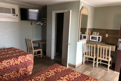 Photo 4 - Budget inn