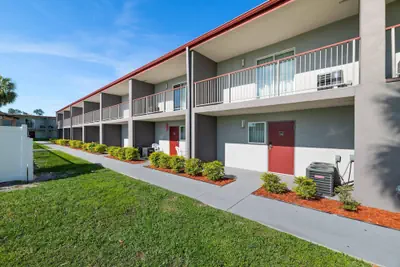 Photo 2 - Quality Suites Wildwood - The Villages