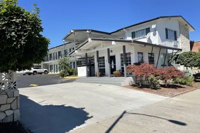 Photo 2 - Downtown Inn