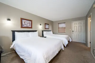 Photo 4 - The Hamilton - Lakefront & Studio Suites, Hot Springs