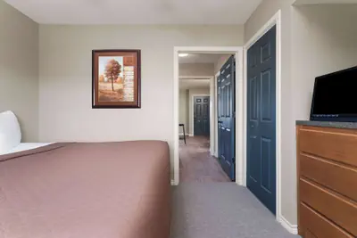 Photo 5 - Eagle's Den Suites Kenedy a Travelodge by Wyndham