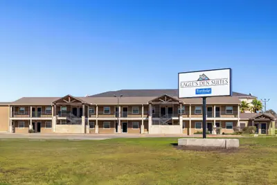 Photo 2 - Eagle's Den Suites Kenedy a Travelodge by Wyndham