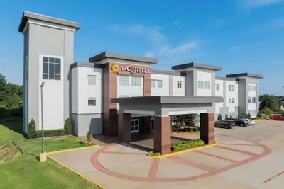 Photo 2 - La Quinta Inn & Suites by Wyndham Muskogee