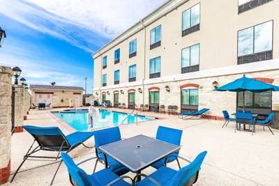 Photo 2 - Holiday Inn Express & Suites Floresville by IHG