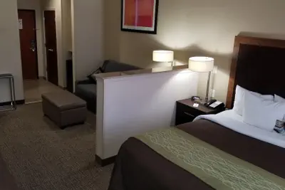 Photo 5 - Comfort Inn & Suites Lakeside