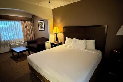 Photo 4 - Days Inn by Wyndham Navasota