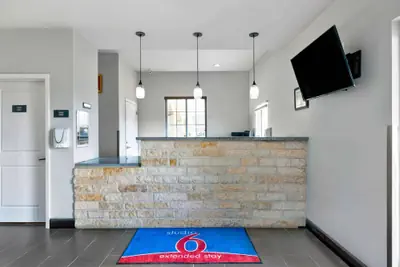Photo 3 - Studio 6 Pleasanton, TX