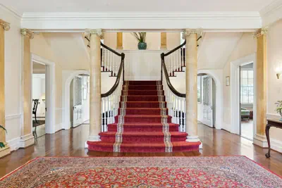 Photo 3 - Airlie Hotel