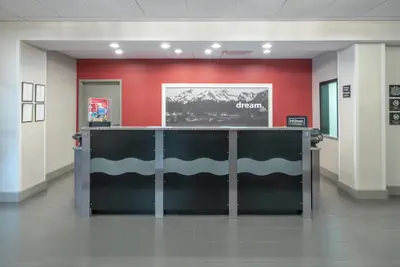 Photo 4 - Hampton Inn & Suites Roanoke Airport