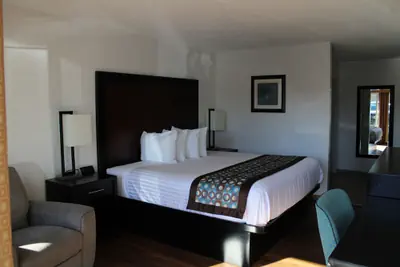 Photo 4 - Pine Tree Inn