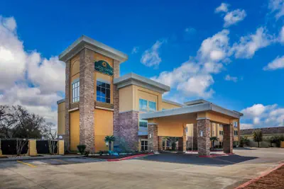 Photo 2 - La Quinta Inn & Suites by Wyndham Beeville