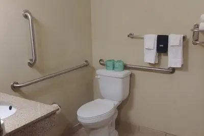 Photo 5 - Cobblestone Hotel & Suites – Broken Bow