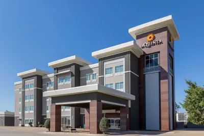 Photo 2 - La Quinta Inn & Suites by Wyndham Durant