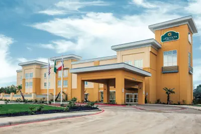 Photo 2 - La Quinta Inn & Suites by Wyndham Cotulla