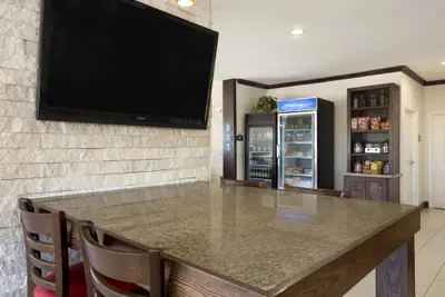 Photo 3 - Days Inn & Suites by Wyndham Gonzales TX
