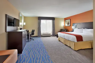 Photo 3 - Holiday Inn Express & Suites St Louis Airport by IHG