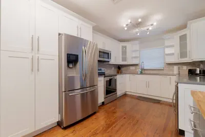 Photo 5 - Northwood Harbor Home 3 Bed/ 3 Baths, Beach, Shops & Restaurants
