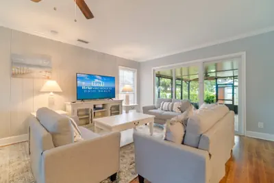 Photo 2 - Northwood Harbor Home 3 Bed/ 3 Baths, Beach, Shops & Restaurants