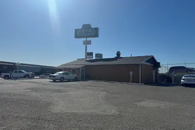 Photo 2 - Airport Motel