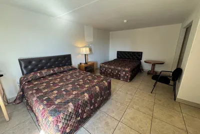 Photo 3 - Airport Motel