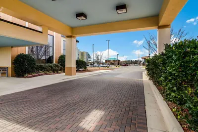 Photo 2 - Clarion Pointe New Bern