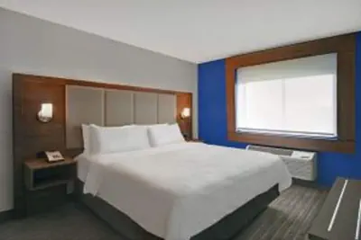 Photo 4 - Holiday Inn Express & Suites Detroit Dearborn by IHG