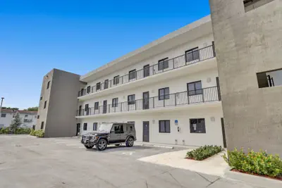 Photo 2 - Renzzi Wynwood Apartments