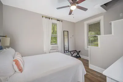 Photo 4 - Cozy Cottage In The Heart Of Hyde Park 1 Bedroom Home by RedAwning