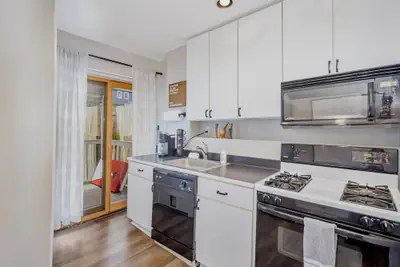 Photo 5 - Cozy Cottage In The Heart Of Hyde Park 1 Bedroom Home by RedAwning