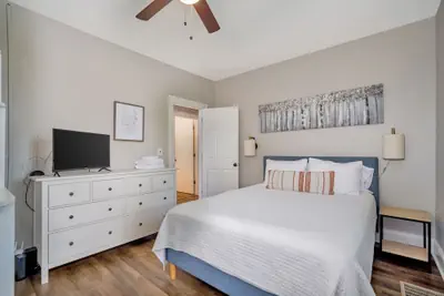 Photo 3 - Cozy Cottage In The Heart Of Hyde Park 1 Bedroom Home by RedAwning
