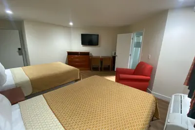Photo 4 - Royale Inn Motel