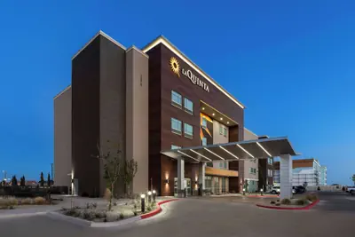 Photo 2 - La Quinta Inn & Suites by Wyndham El Paso East Loop-375