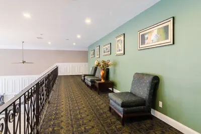 Photo 2 - Suburban Studios Williamsburg Central