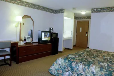 Photo 3 - Garden City Inn