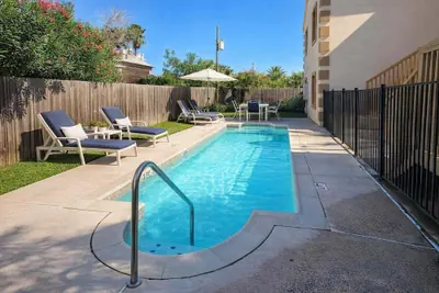 Photo 2 - EZ Walk to Beach * Swanky 2 bedroom * Sleeps Tons (Mar y Sol II #1) by RedAwning