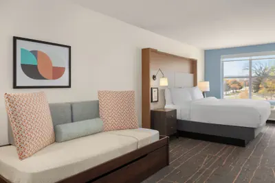 Photo 4 - Holiday Inn & Suites Detroit - Troy by IHG