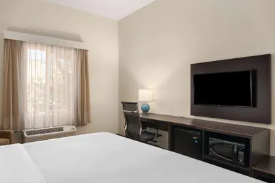 Photo 2 - La Quinta Inn & Suites by Wyndham Wenatchee