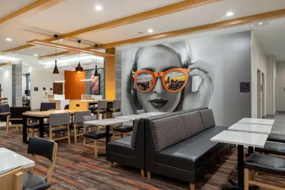 Photo 3 - La Quinta Inn & Suites By Wyndham Pflugerville