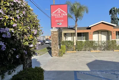 Photo 2 - Villa Inn & Suites
