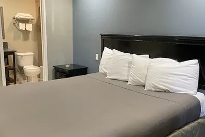 Photo 3 - Villa Inn & Suites