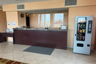 Photo 4 - Travelerslodge Motel