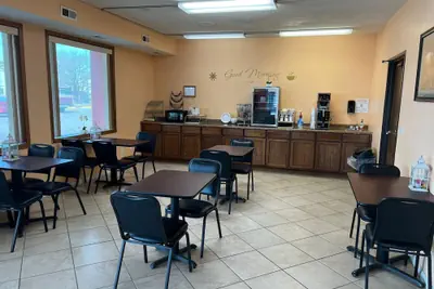 Photo 3 - Travelerslodge Motel