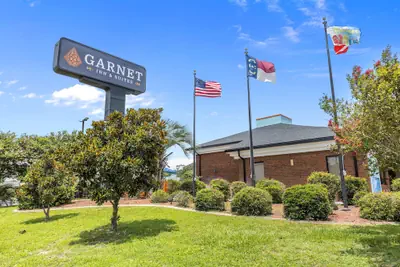 Photo 2 - Garnet Inn & Suites, Morehead City near Atlantic Beach
