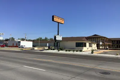 Photo 2 - Silver Spur Vintage Inn & Suites