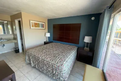 Photo 5 - Royal Inn